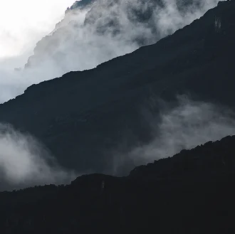 雲に包まれたキリマンジャロ山 雲に包まれたキリマンジャロ山