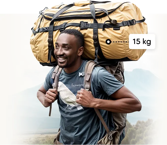 15 kgの登山用ダッフルバッグを運ぶキリマンジャロのポーター 15 kgの登山用ダッフルバッグを運ぶキリマンジャロのポーター
