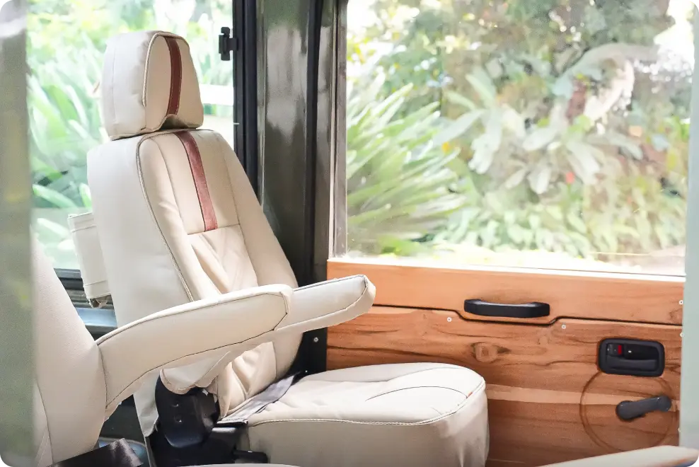 Altezza Travelサファリ車両の広々としたリクライニングシート Altezza Travelサファリ車両の広々としたリクライニングシート