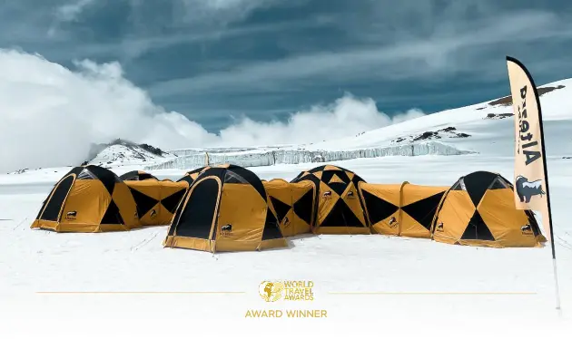背景にキリマンジャロの氷河を望むAltezza Travelのウォークインテント 背景にキリマンジャロの氷河を望むAltezza Travelのウォークインテント