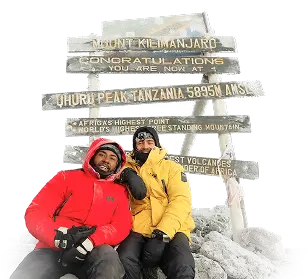 キリマンジャロ山頂の2人の登山者 キリマンジャロ山頂の2人の登山者