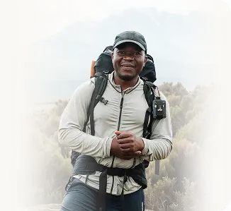 山の斜面にいるキリマンジャロ登山ガイド 山の斜面にいるキリマンジャロ登山ガイド