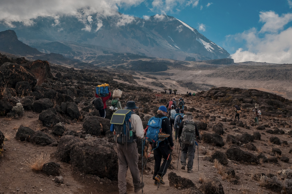 ラバタワーへ向かう登山者