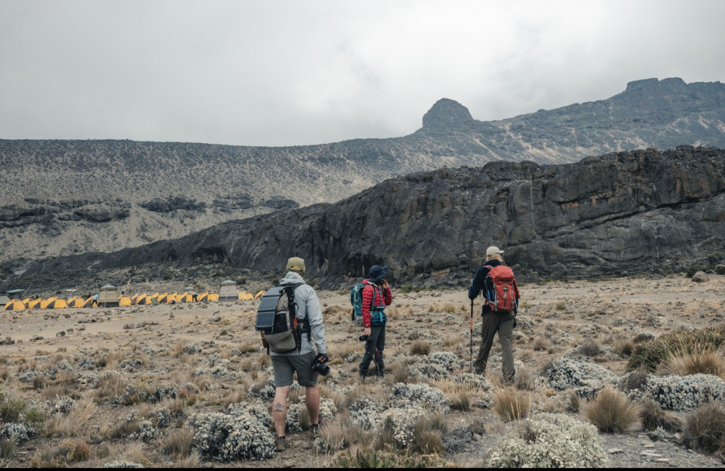 モイアハットキャンプへ向かう登山者